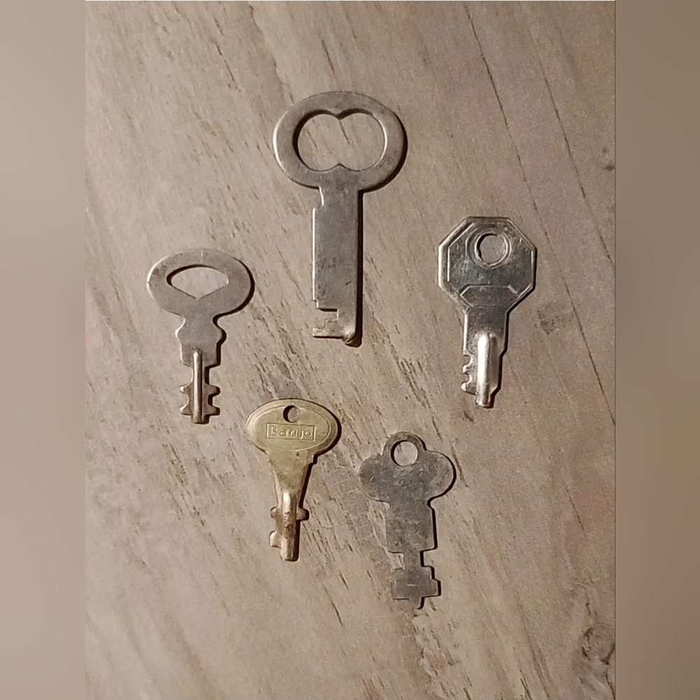 Vintage Keys - Collection - Crafts - Projects Bundle of 5 Assorted KEYS